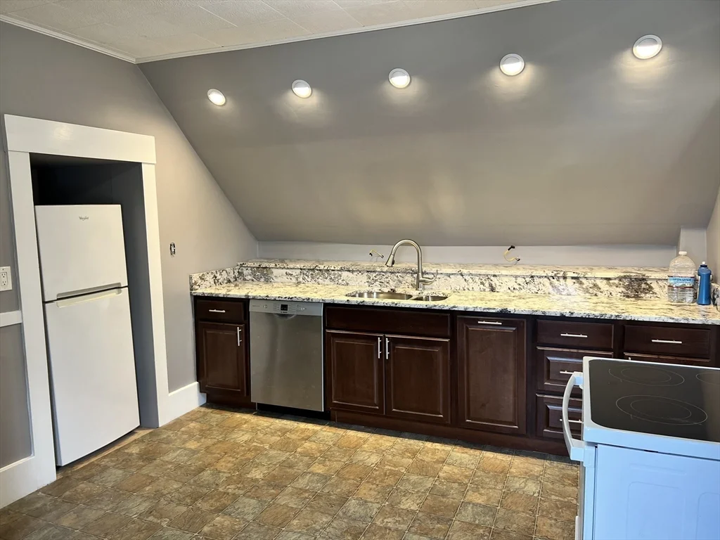 1 bed, 1 bath apartment for rent at 49 Essex St Unit 3, Swampscott — photo 10 of 15