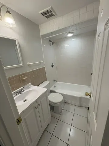 1 bed, 1 bath apartment for rent at 49 Gloucester St Unit 2, Back Bay — photo 4 of 6