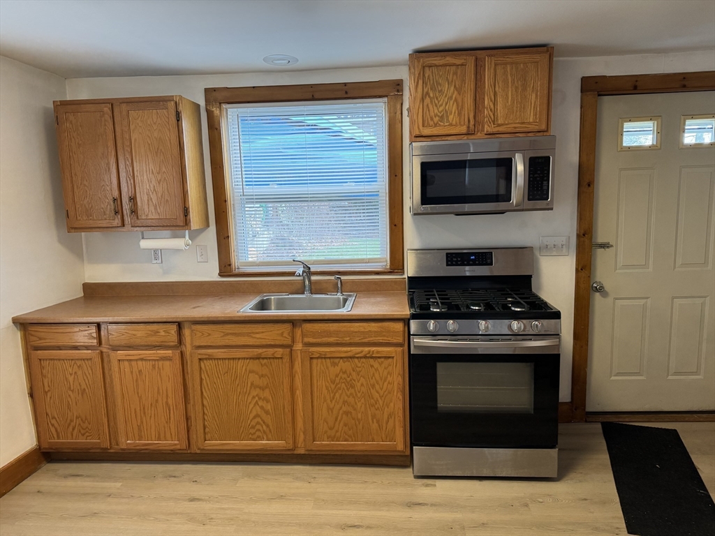 3 bed, 2 bath apartment for rent at 49 Green St Unit 1, Zip 01830 — photo 3 of 23