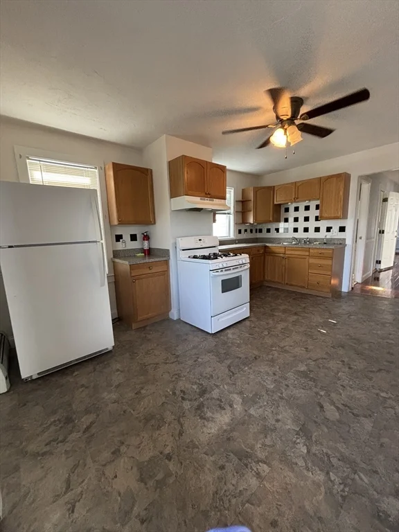 3 bed, 1 bath apartment for rent at 49 Middle St Unit 3E, South Boston — photo 7 of 9