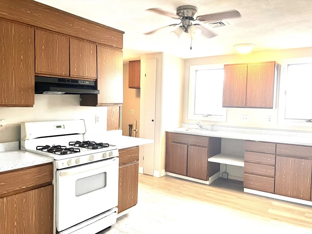 3 bed, 1 bath apartment for rent at 49 North Federal St Unit 3, Lynn — photo 5 of 17