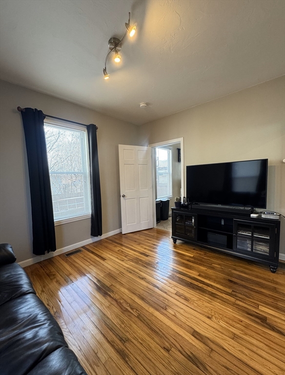 2 bed, 1 bath apartment for rent at 49 Paradise Rd Unit 1, Swampscott — photo 2 of 8