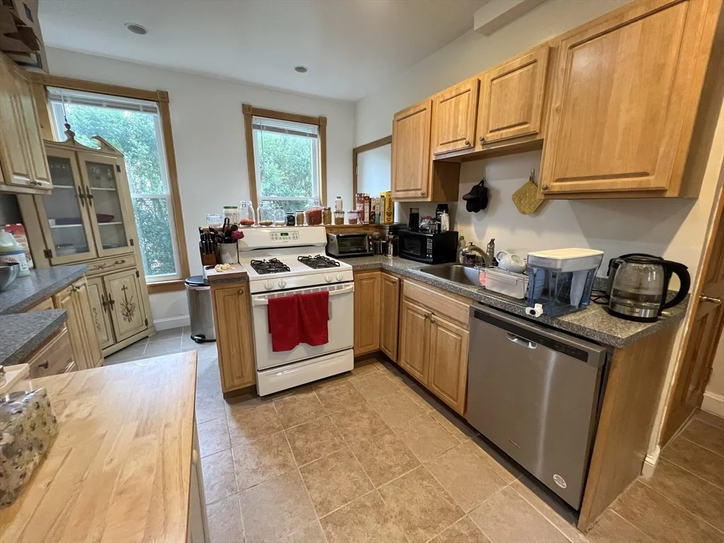 3 bed, 2 bath apartment for rent at 49 Pearl St Unit 1, Newton Corner — photo 8 of 20