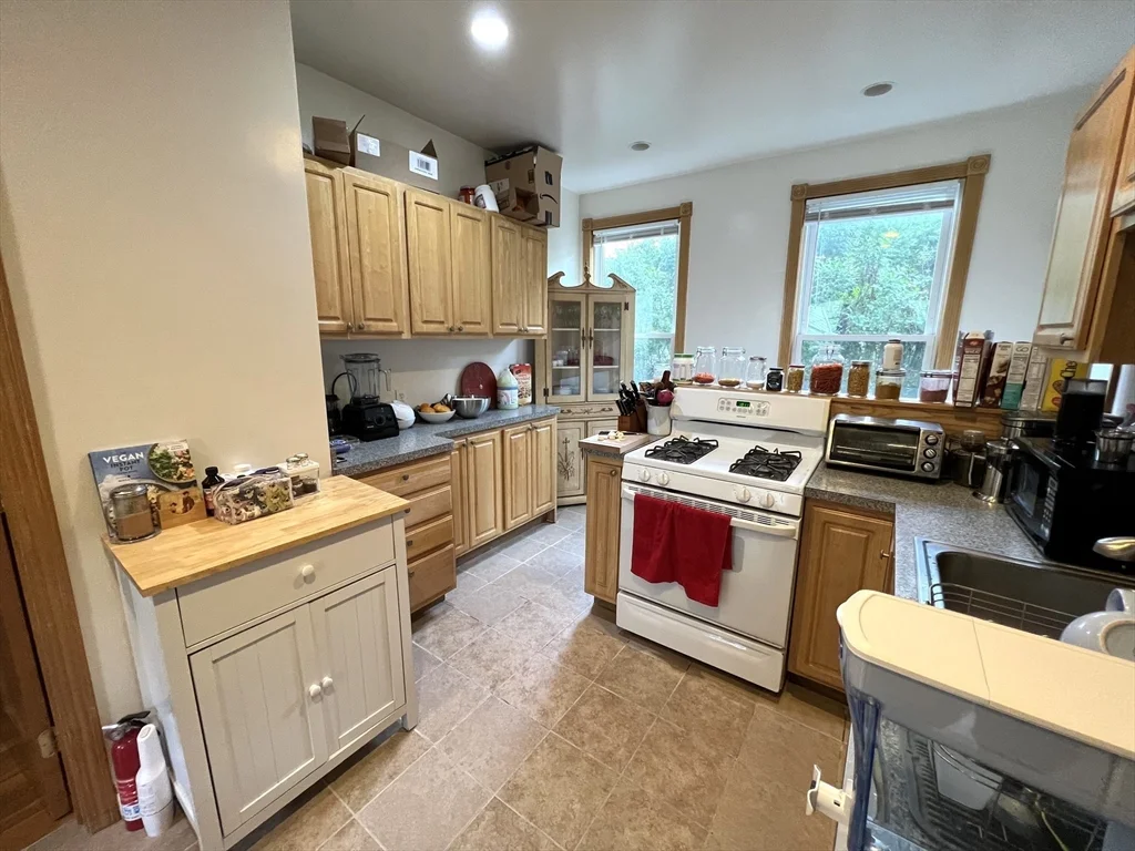 3 bed, 2 bath apartment for rent at 49 Pearl St Unit 1, Newton Corner — photo 6 of 20