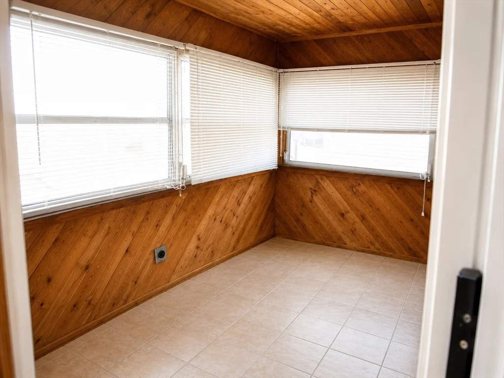 2 bed, 1 bath apartment for rent at 49 Seafoam Unit 2, Winthrop — photo 8 of 9