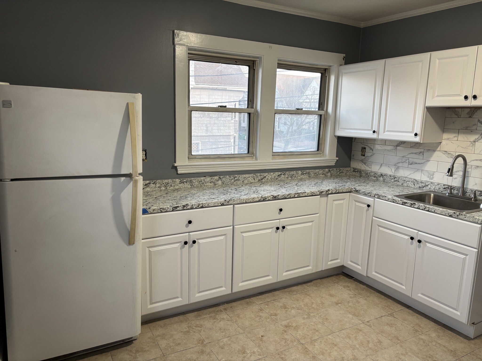 4 bed, 1 bath apartment for rent at 490 Main St Unit 490, South Medford — photo 1 of 4