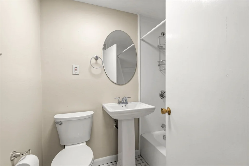 2 bed, 1 bath apartment for rent at 4925 Washington St Unit 410, West Roxbury — photo 17 of 25