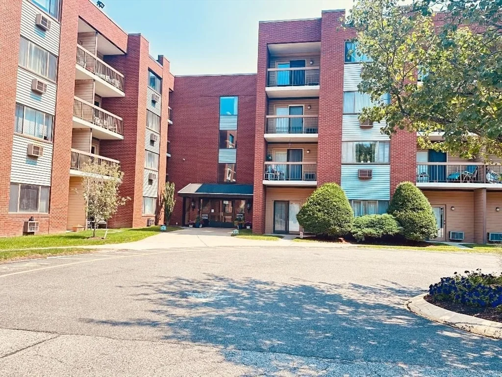 1 bed, 1 bath apartment for rent at 4975 Washington St Unit 301, West Roxbury — photo 1 of 8