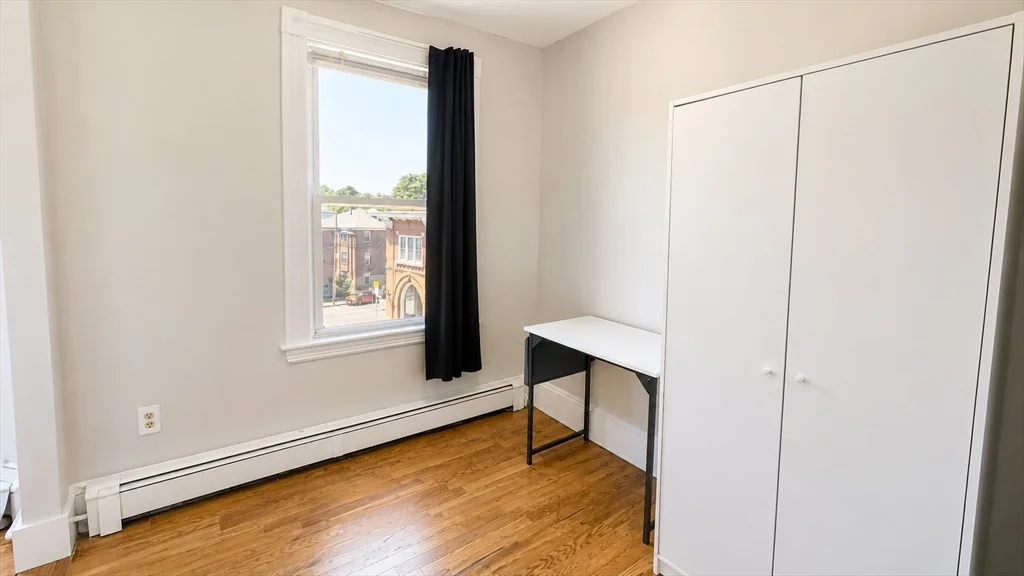 3 bed, 1 bath apartment for rent at 4A Sherman St Unit 3, Neighborhood Nine — photo 2 of 10