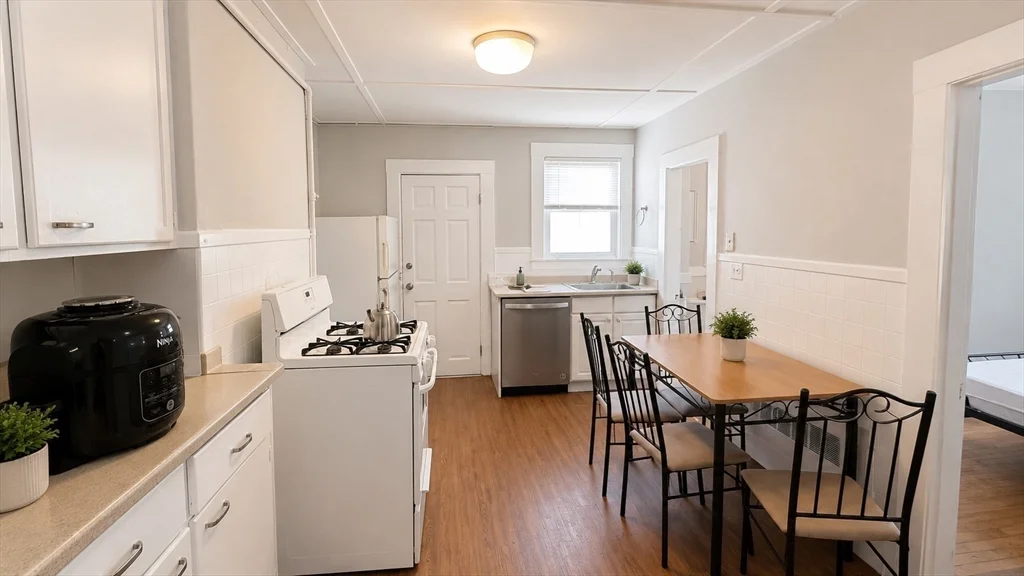 3 bed, 1 bath apartment for rent at 4A Sherman St Unit 3, Neighborhood Nine — photo 9 of 10