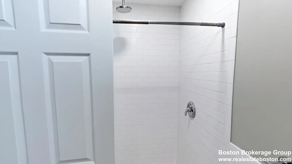 3 bed, 1 bath apartment for rent at 4A Weld Ave Unit 2, Roxbury — photo 6 of 8