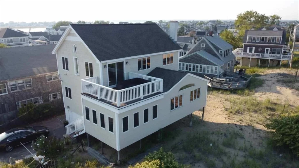 4 bed, 2 bath apartment for rent at 5 39th St Unit WINTER, Plum Island — photo 3 of 35