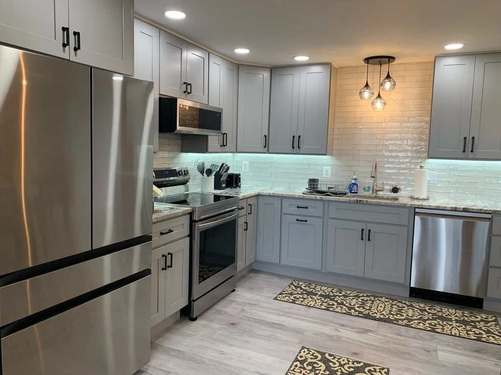 4 bed, 2 bath apartment for rent at 5 39th St Unit WINTER, Plum Island — photo 5 of 35