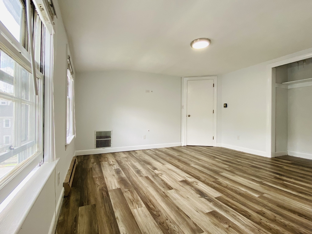 3 bed, 1 bath apartment for rent at 5-7 Hawthorne Park Unit 3, West Cambridge — photo 5 of 10