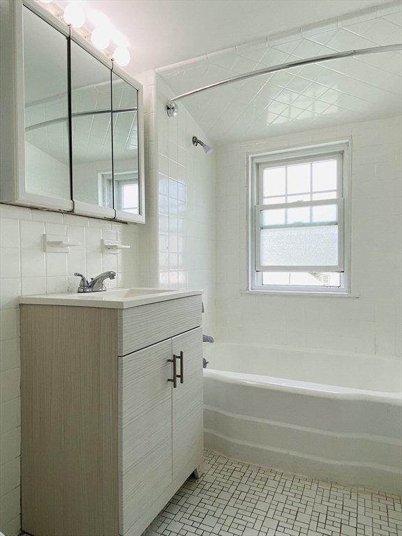 3 bed, 1 bath apartment for rent at 5-7 Hawthorne Park Unit 3, West Cambridge — photo 9 of 10