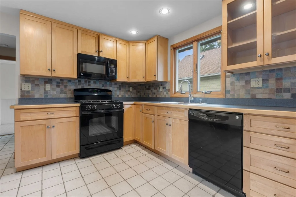 3 bed, 1 bath apartment for rent at 5-7 Linwood Ave Unit 7, Melrose — photo 14 of 31