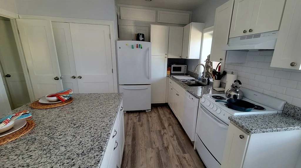 2 bed, 1 bath apartment for rent at 5 70th St Unit lower, Plum Island — photo 2 of 10