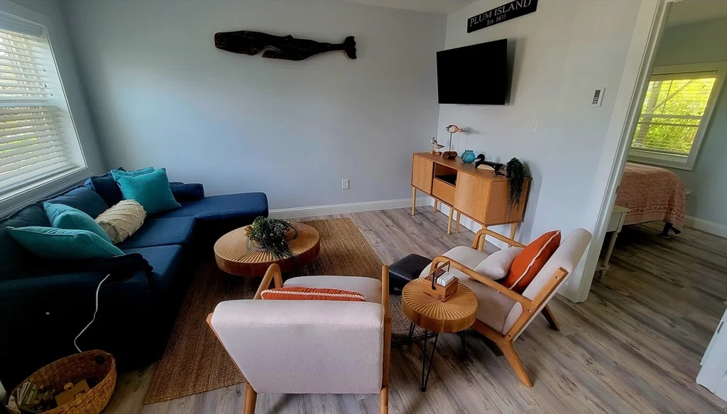 2 bed, 1 bath apartment for rent at 5 70th St Unit lower, Plum Island — photo 3 of 10