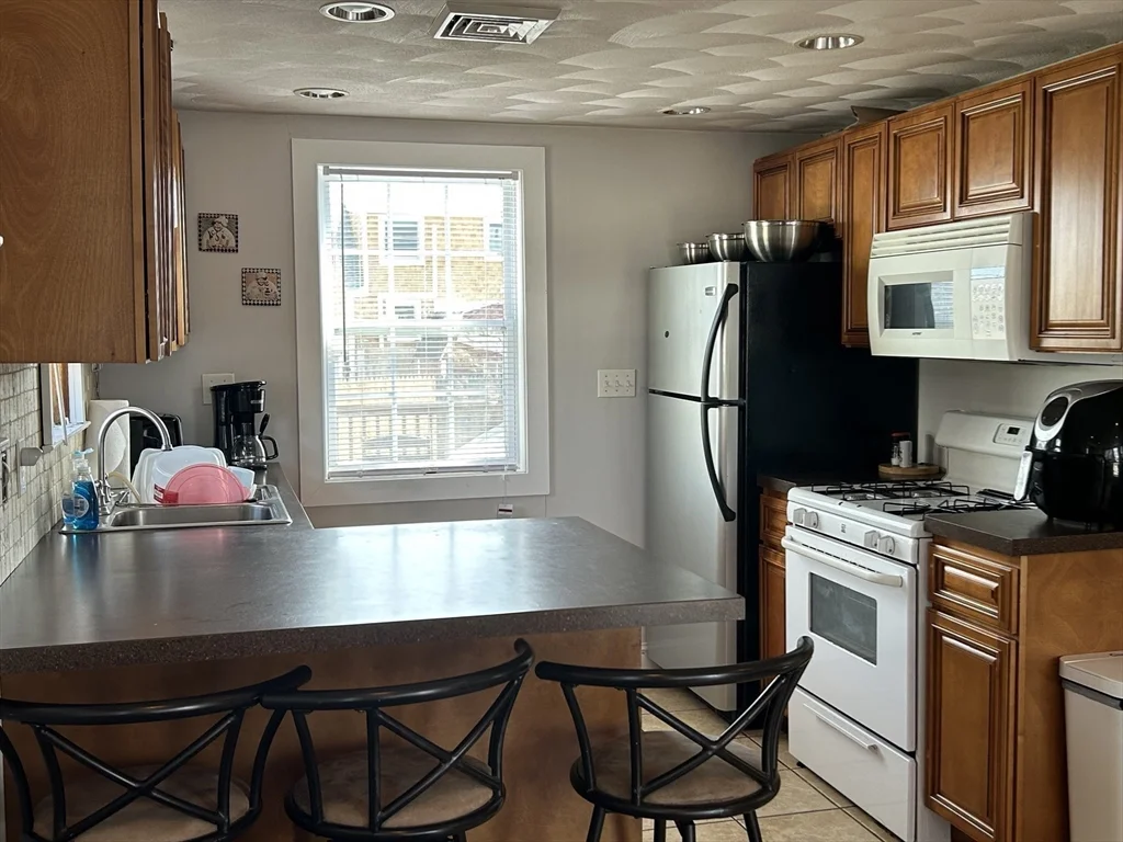 2 bed, 1 bath apartment for rent at 5 Arbeth Rd, Narragansett — photo 7 of 13