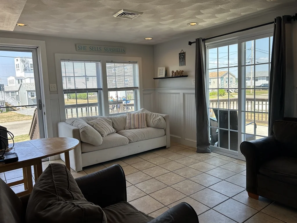 2 bed, 1 bath apartment for rent at 5 Arbeth Rd, Narragansett — photo 5 of 13