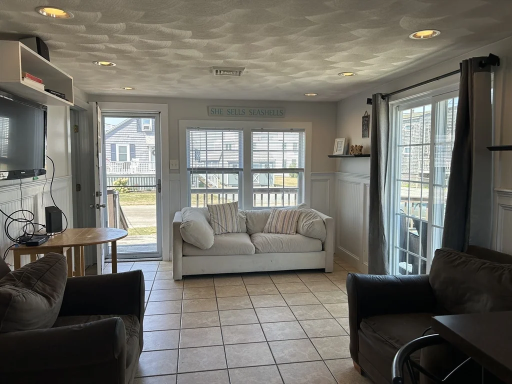2 bed, 1 bath apartment for rent at 5 Arbeth Rd, Narragansett — photo 3 of 13