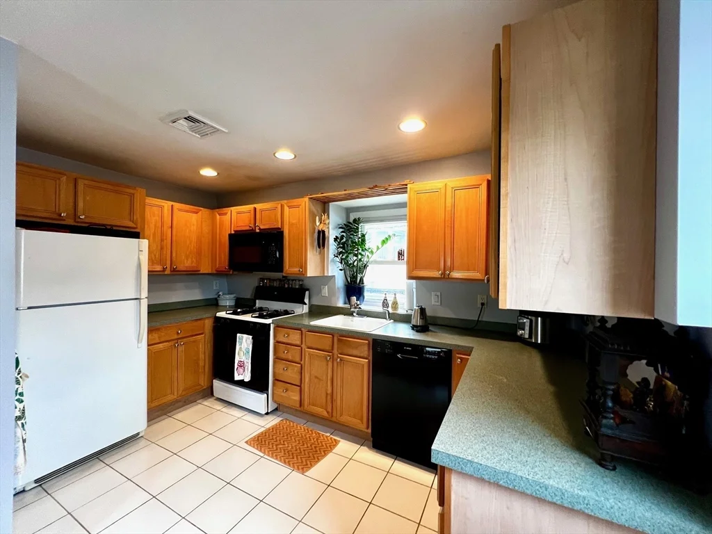 2 bed, 1 bath apartment for rent at 5 Austin Unit 2, East Somerville — photo 5 of 16