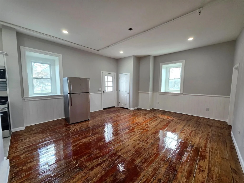 2 bed, 1 bath apartment for rent at 5 Beacon St Unit 7, Clinton — photo 5 of 14