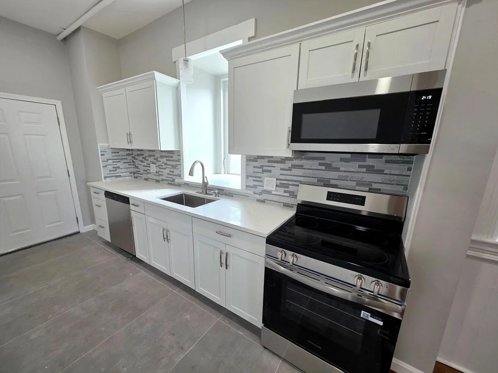 2 bed, 1 bath apartment for rent at 5 Beacon St Unit 7, Clinton — photo 4 of 14
