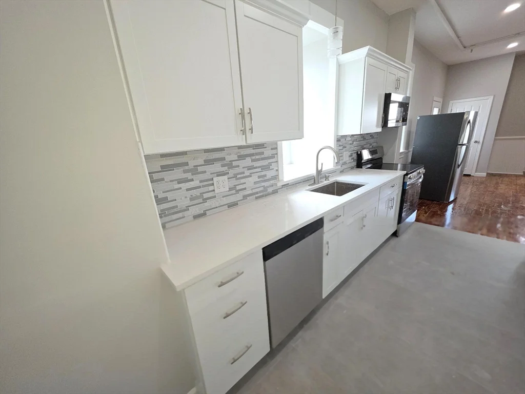 2 bed, 1 bath apartment for rent at 5 Beacon St Unit 7, Clinton — photo 3 of 14