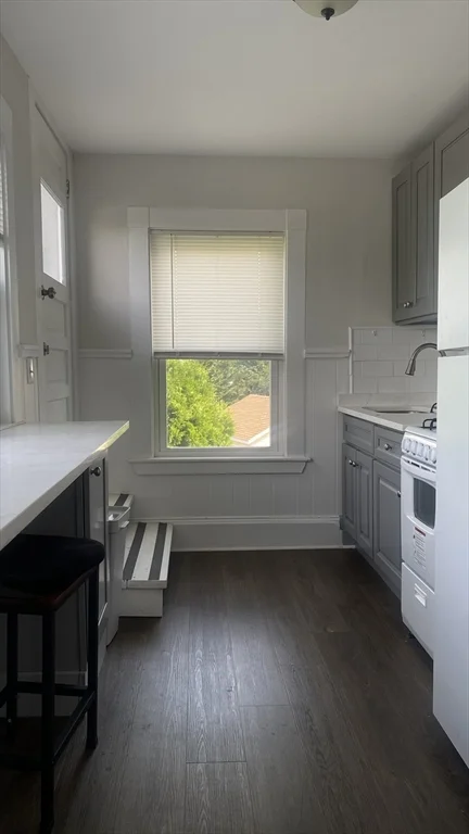 2 bed, 1 bath apartment for rent at 5 Blaine Ave Unit 2, Beverly — photo 2 of 12