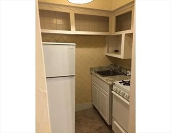 1 bed, 1 bath apartment for rent at 5 Braemore Rd Unit 10, Brighton — photo 6 of 9
