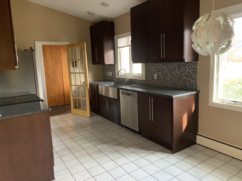 5 bed, 3 bath apartment for rent at 5 Bryant Rd, Lexington — photo 5 of 10