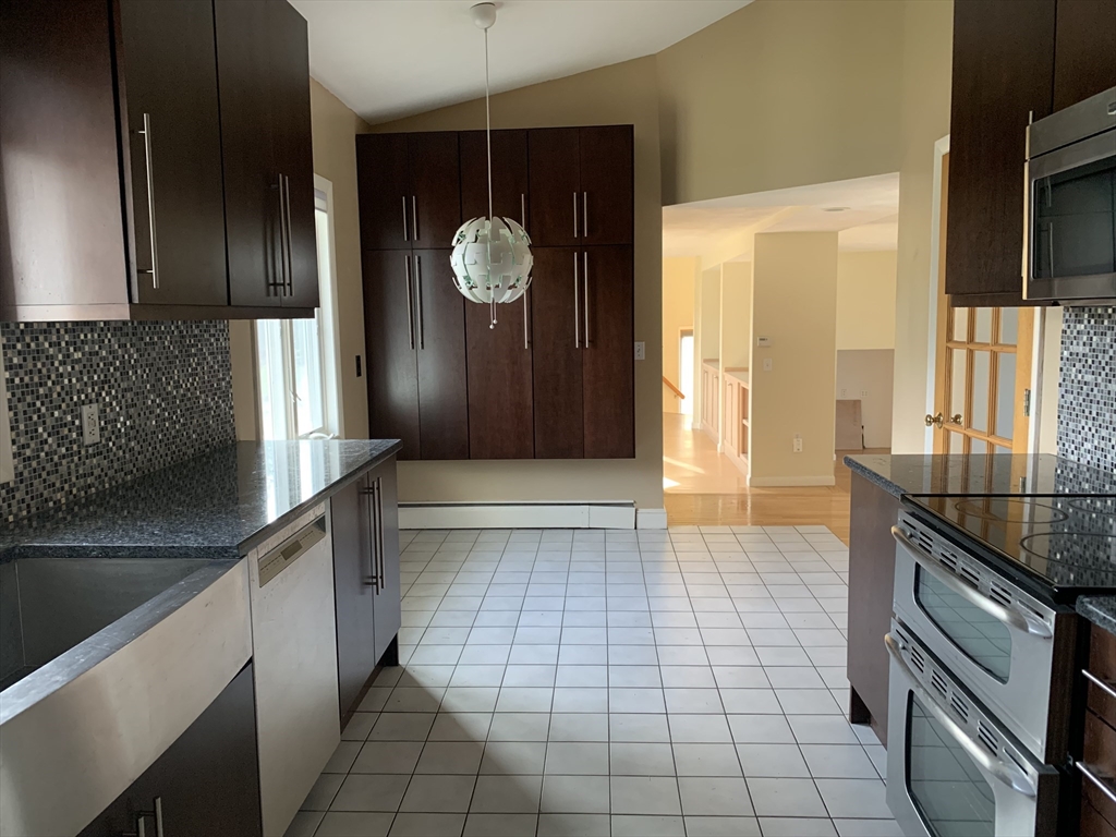 5 bed, 3 bath apartment for rent at 5 Bryant Rd, Lexington — photo 6 of 10