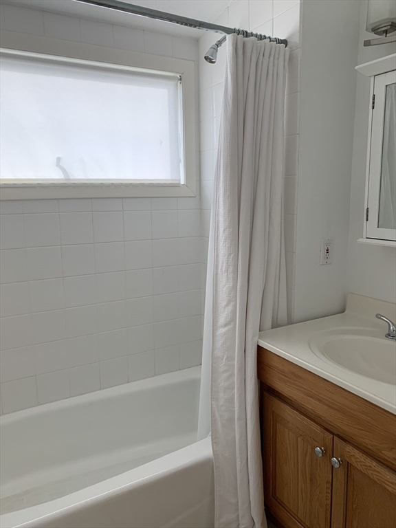 5 bed, 3 bath apartment for rent at 5 Bryant Rd, Lexington — photo 2 of 10