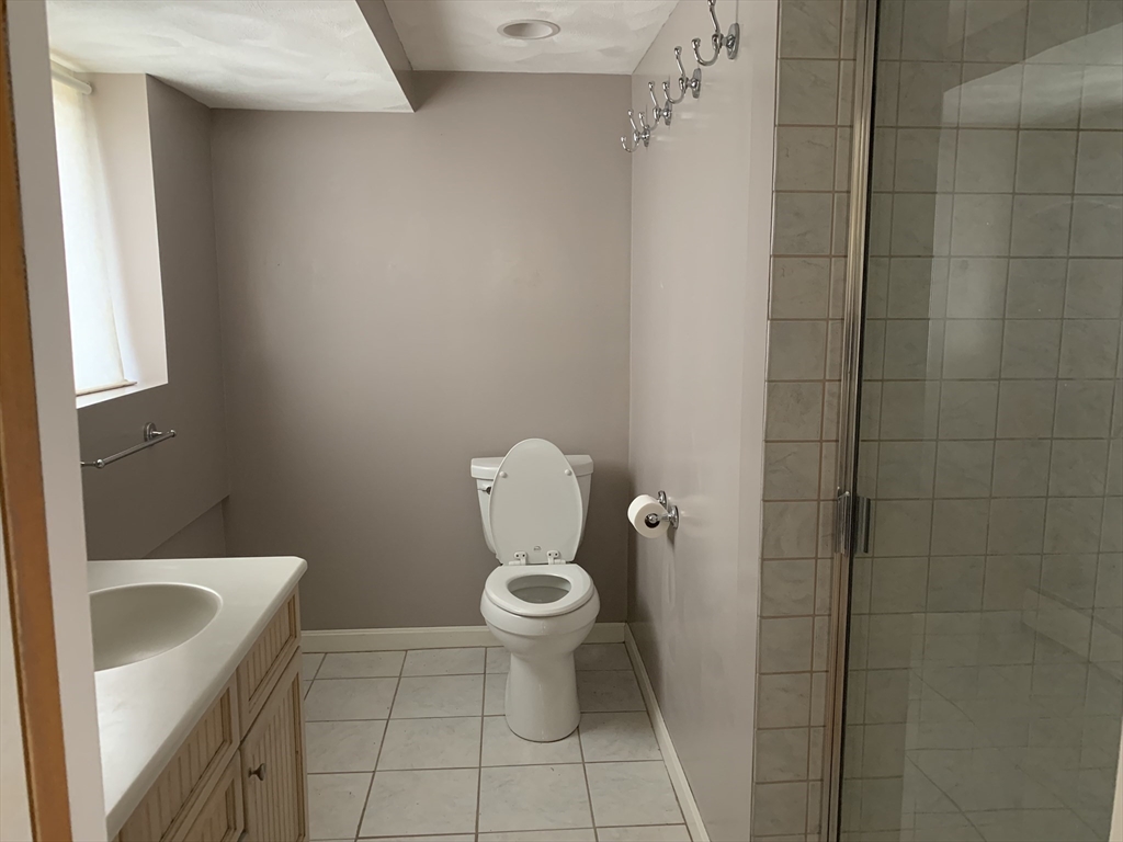 5 bed, 3 bath apartment for rent at 5 Bryant Rd, Lexington — photo 9 of 10
