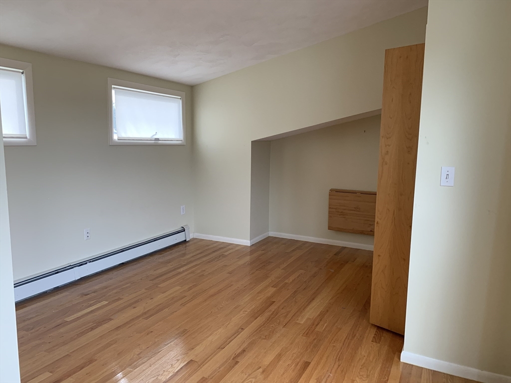 5 bed, 3 bath apartment for rent at 5 Bryant Rd, Lexington — photo 3 of 10
