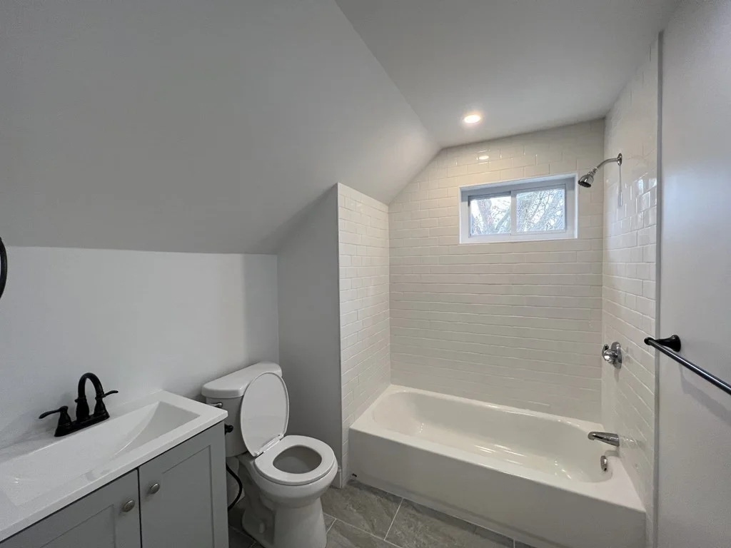 2 bed, 1 bath apartment for rent at 5 Cleveland St Unit 2, Salem — photo 3 of 6