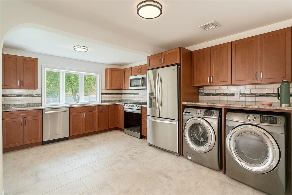 3 bed, 1 bath apartment for rent at 5 Colony Rd, Woburn — photo 4 of 25