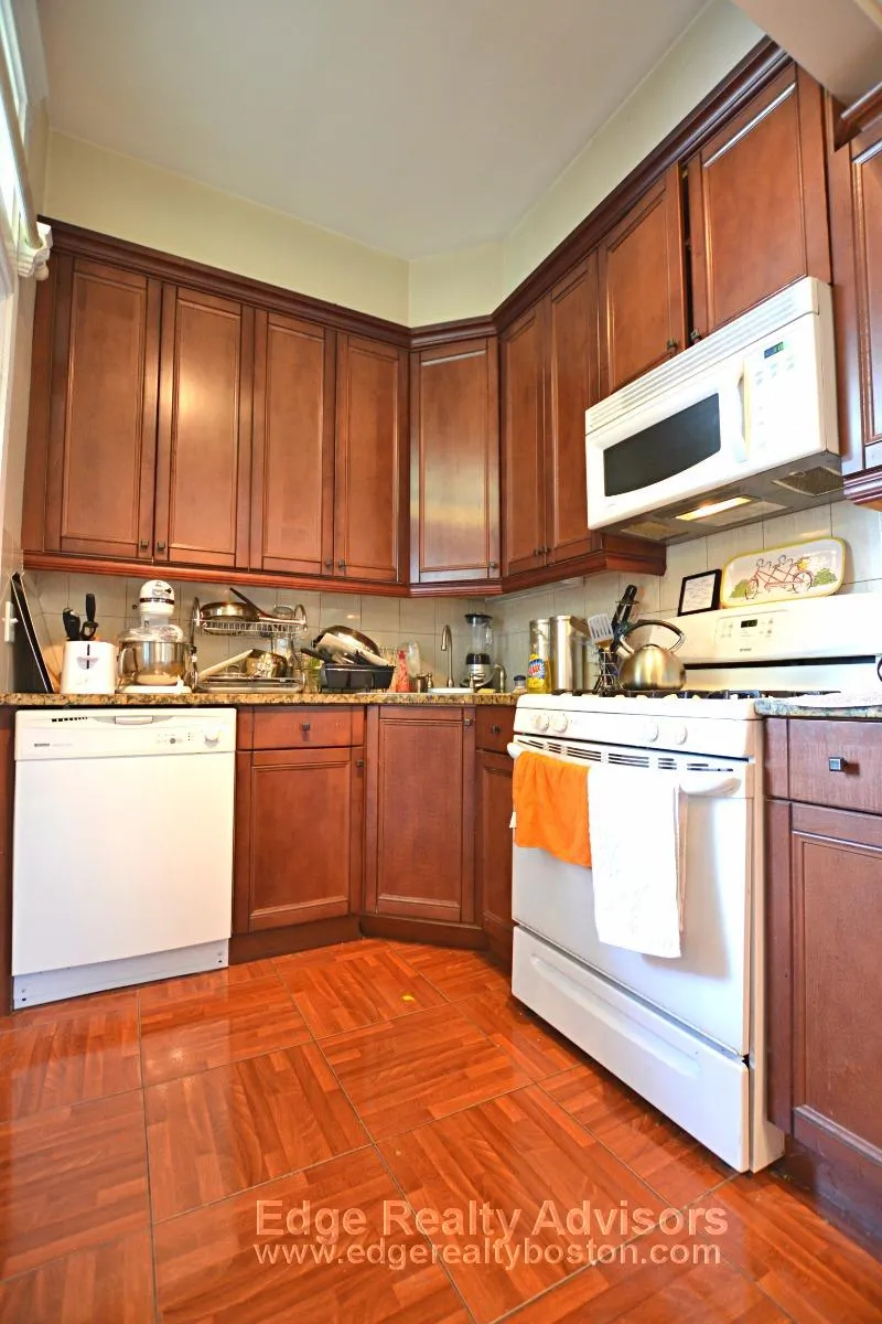 3 bed, 2 bath apartment for rent at 5 Delaware Pl Unit 3, Brighton — photo 3 of 11