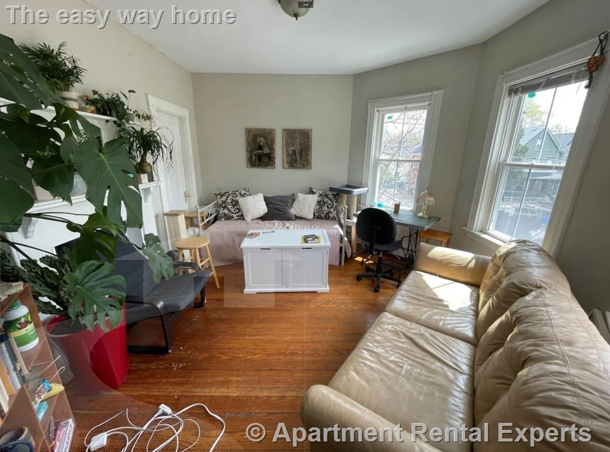 4 bed, 1 bath apartment for rent at 5 Durham St Unit 2, Ward Two — photo 3 of 9