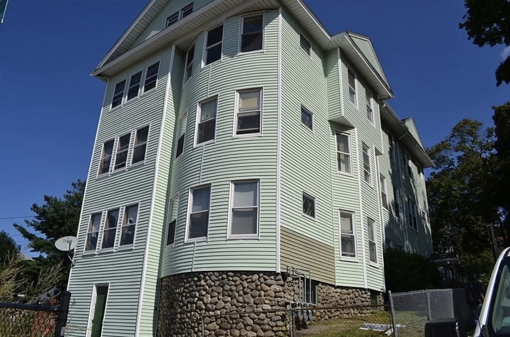 4 bed, 1 bath apartment for rent at 5 Earle St Unit 2, Worcester — photo 1 of 4