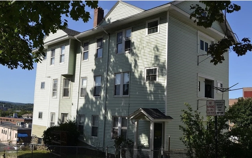 4 bed, 1 bath apartment for rent at 5 Earle St Unit 2, Worcester — photo 2 of 4