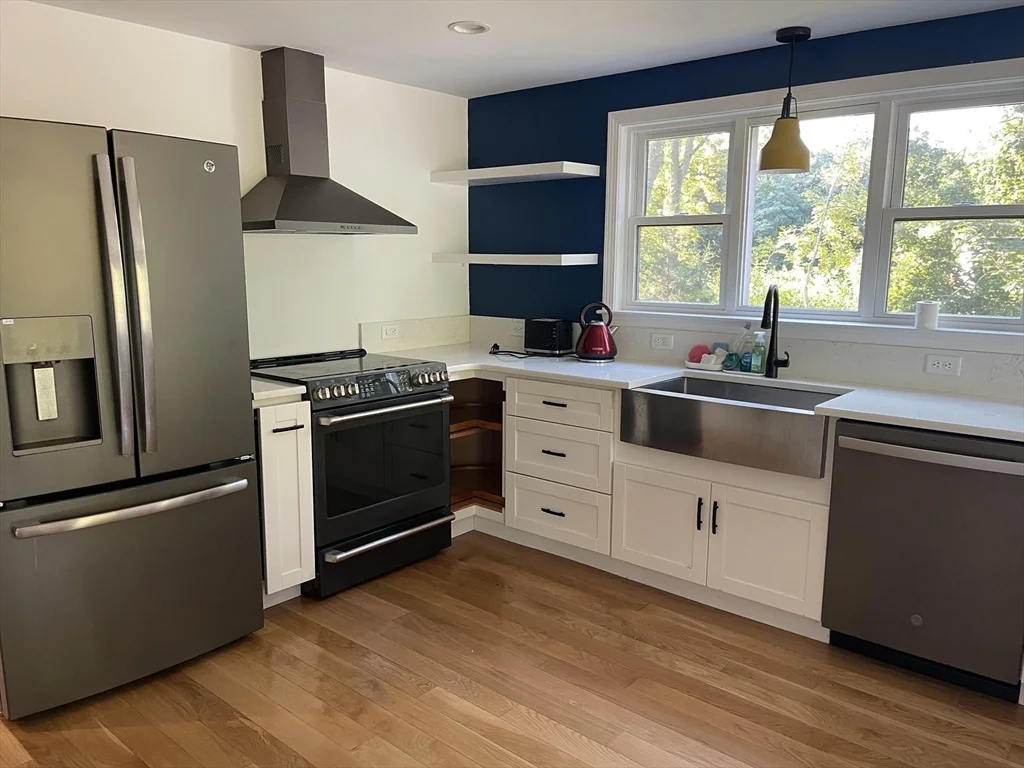 4 bed, 2 bath apartment for rent at 5 Eli's Ln Unit 5, Duxbury — photo 3 of 9