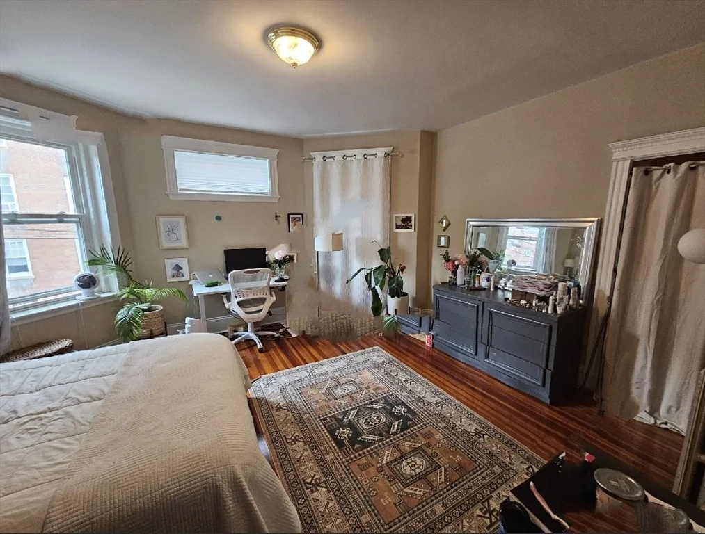 5 bed, 1 bath apartment for rent at 5 Euston St Unit 2, Coolidge Corner — photo 2 of 5