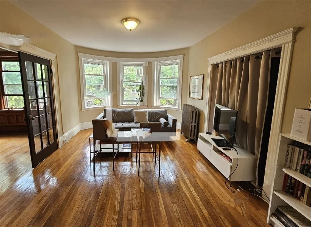 5 bed, 1 bath apartment for rent at 5 Euston St Unit 2, Coolidge Corner