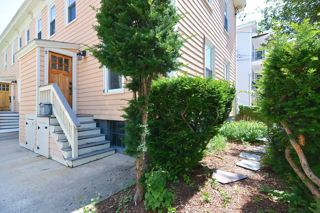 4 bed, 1 bath apartment for rent at 5 Evergreen Ave Unit 5, Somerville