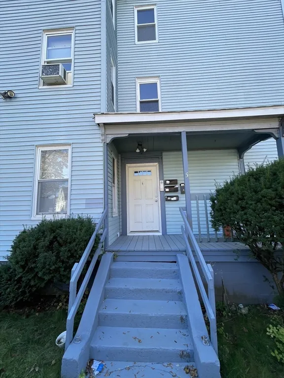 3 bed, 1 bath apartment for rent at 5 Freeland Ter Unit 1, Worcester — photo 1 of 16