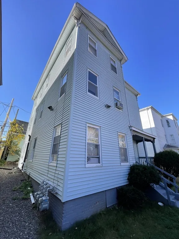 3 bed, 1 bath apartment for rent at 5 Freeland Ter Unit 3, Worcester — photo 1 of 25