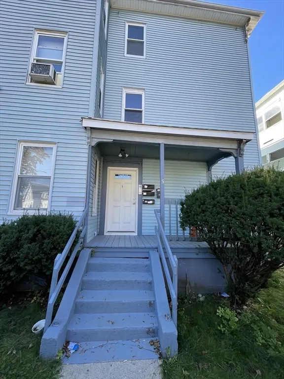 3 bed, 1 bath apartment for rent at 5 Freeland Ter Unit 3, Worcester — photo 2 of 25