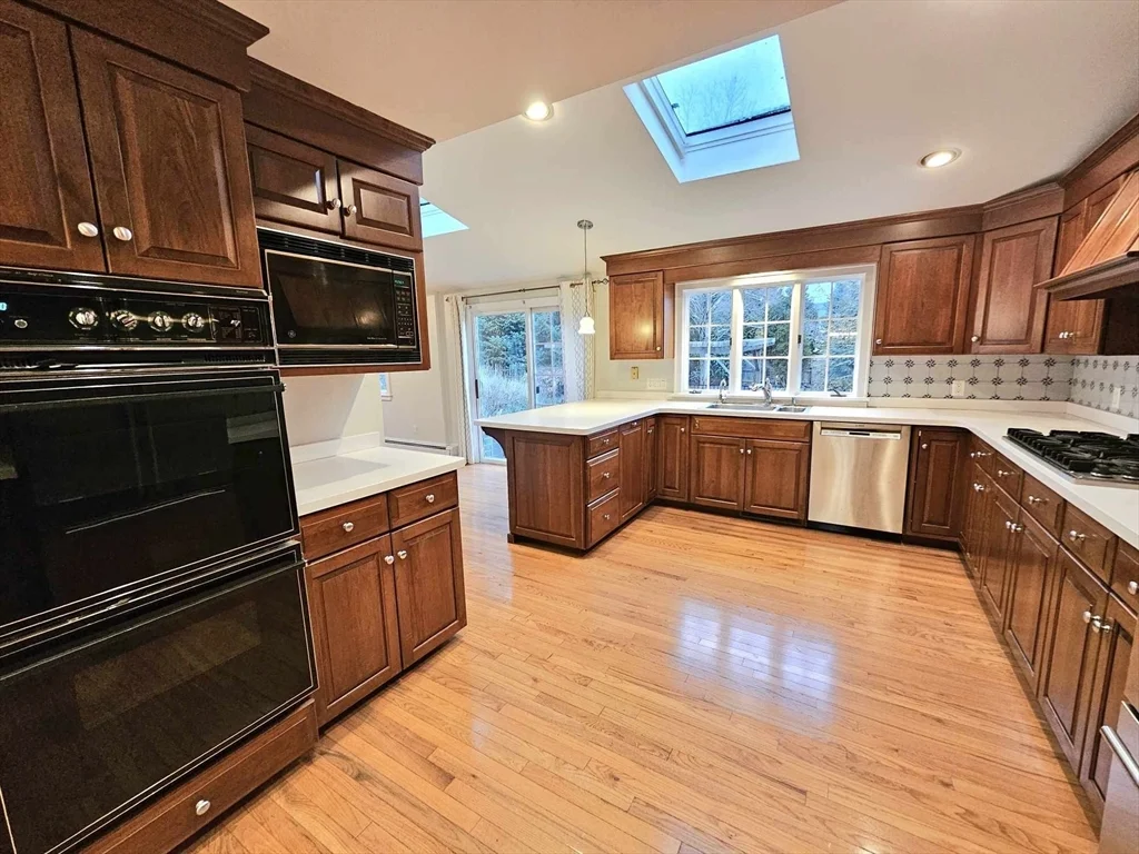 3 bed, 1 bath apartment for rent at 5 Garrison Rd Unit 5, Wellesley — photo 4 of 36